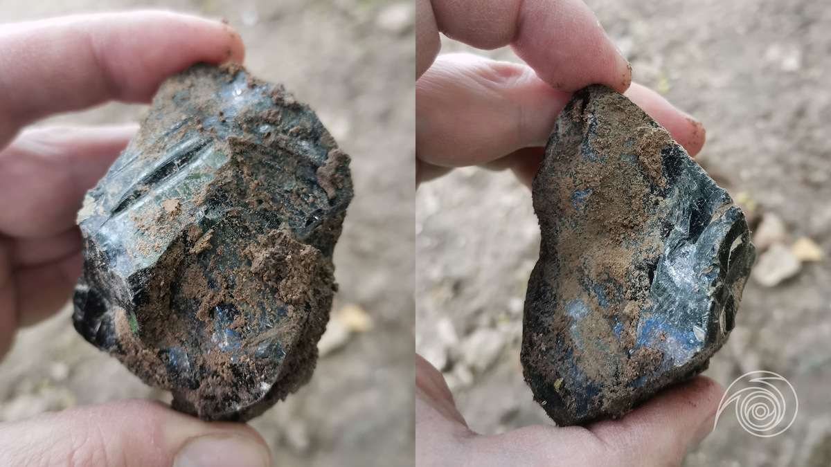 Там выглядит придорожный обсидиан.