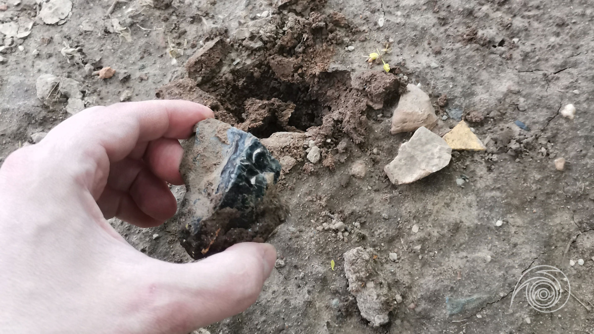 Месторождение придорожного обсидиана находится у дороги.