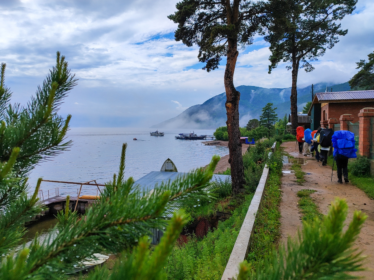 Входим в поселок по Большой Байкальской тропе