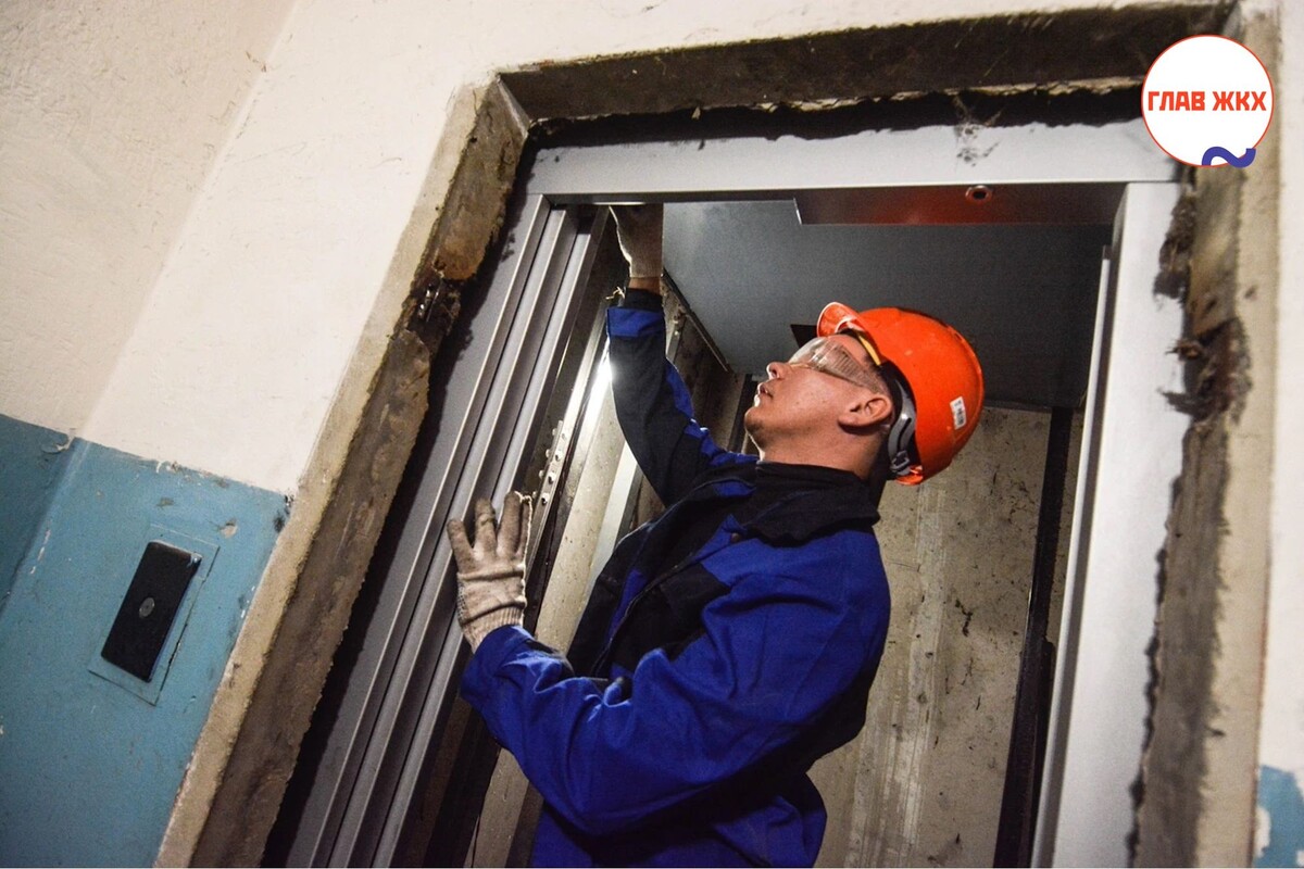 По программе капремонта в многоквартирных домах Москвы заменено почти 1 тыс. лифтов
