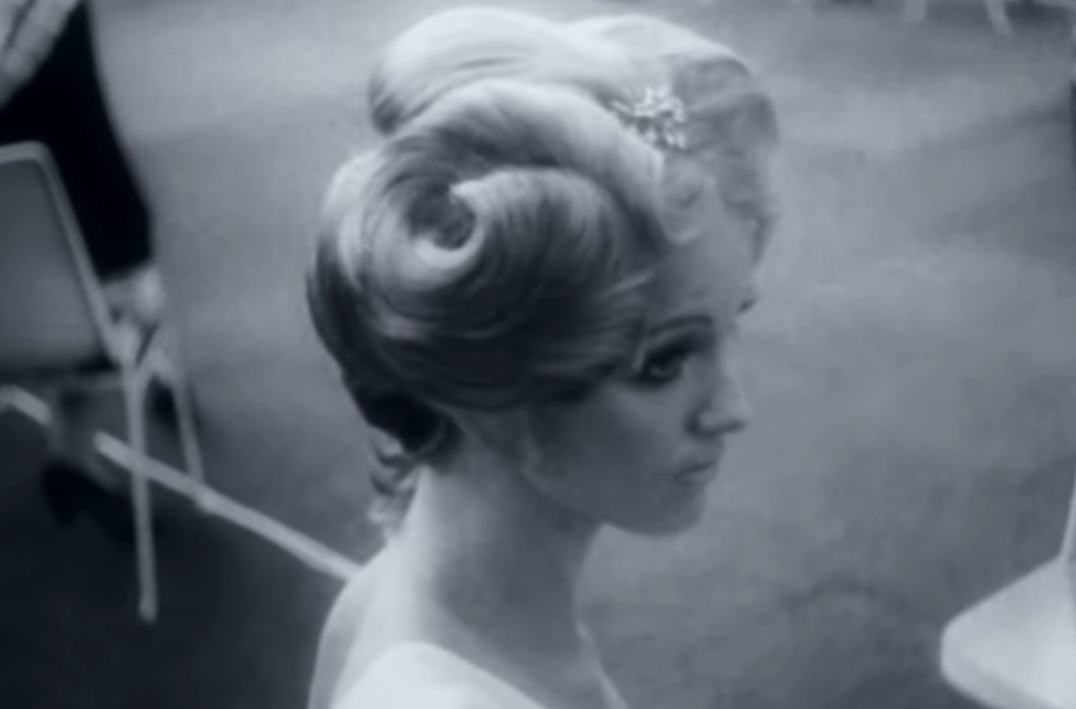 Женщина в парике из каникалона