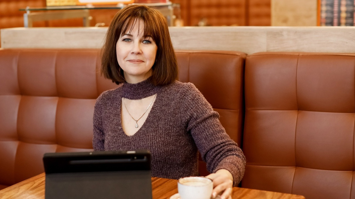 На фотографии: автор канала "Техно Колибри". Когда-то я была «удобной» – больше не буду. Терпение лопнуло. Теперь я помогаю не в ущерб себе.