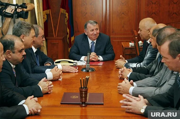 Профессиональный путь Магомедова начался с работы на мебельной фабрике. Фото: Официальный сайт НС РД