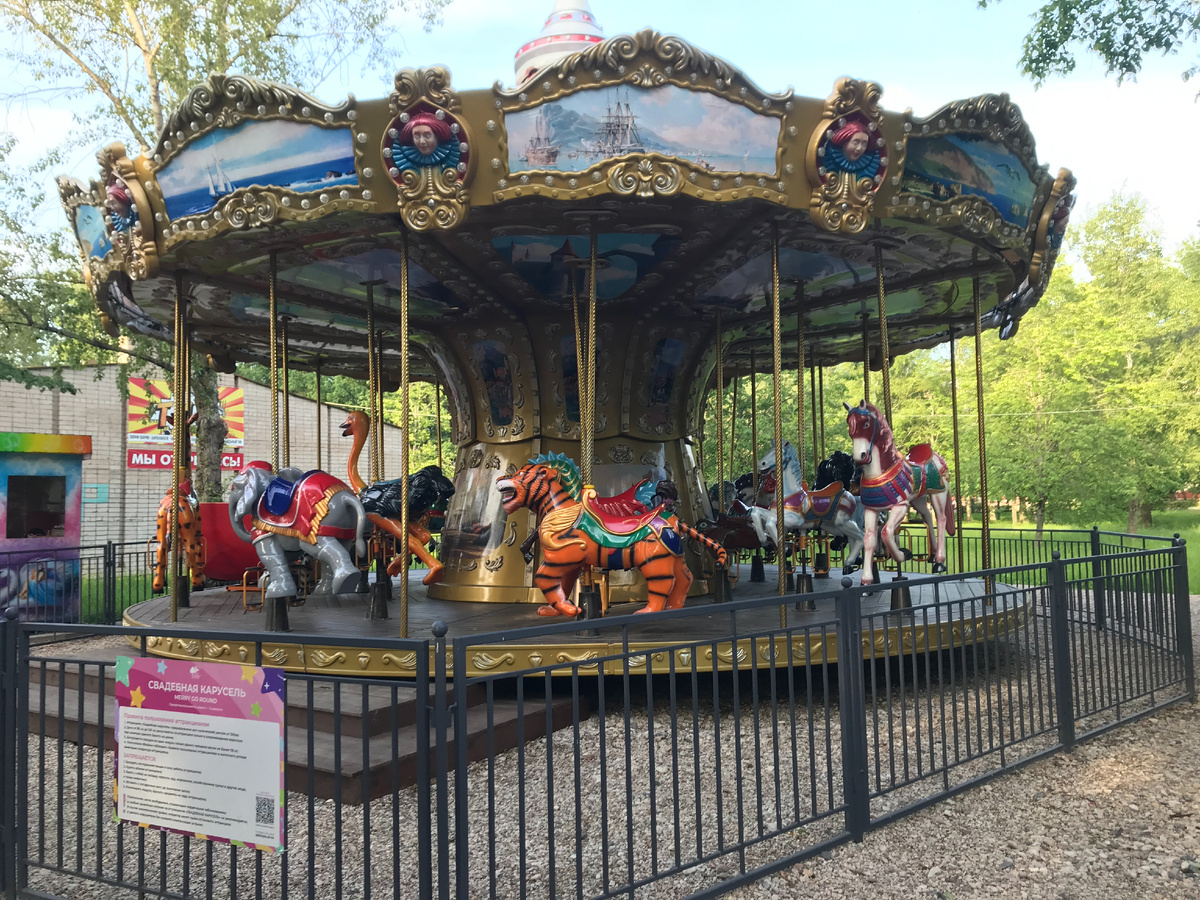 Карусель в парке тридцатилетия октября в Великом Новгороде
