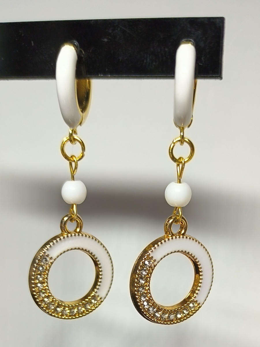 Белые серьги с подвесками. На замочках конго. Фурнитура в цвете золота, не темнеет. Цена 400,00 руб. 