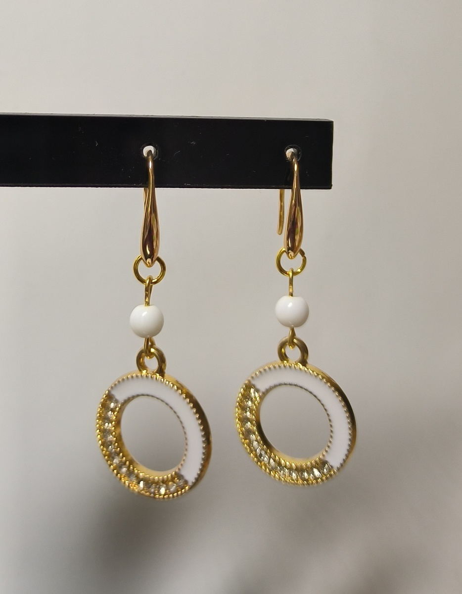 Для любителей серёжек на замочках - крючках. Фурнитура в цвете золота, не темнеет. Цена 400,00 руб. 