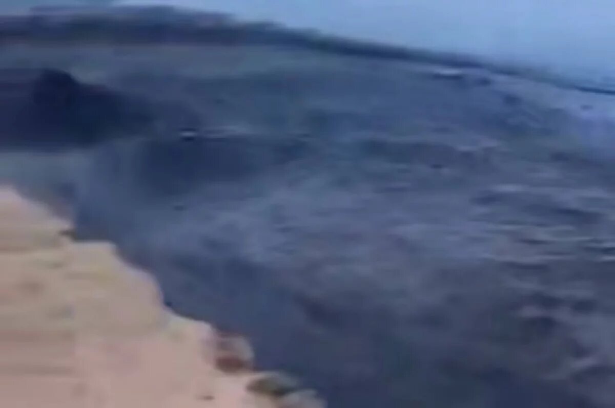    Местные жители активно обсуждают проблему в социальных сетях, сообщая о появлении загадочной тёмной жидкости