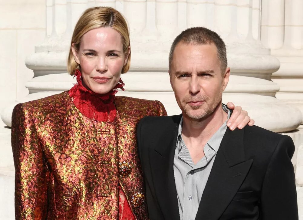    Леси Бибб и Сэм Рокуэлл, Аарон Тейлор-Джонсон с женой: звездные пары на модном показе в Париже