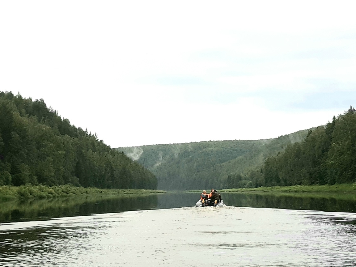 Чусовая после дождя - а их было много в этом походе - струйки пара поднимаются из леса...