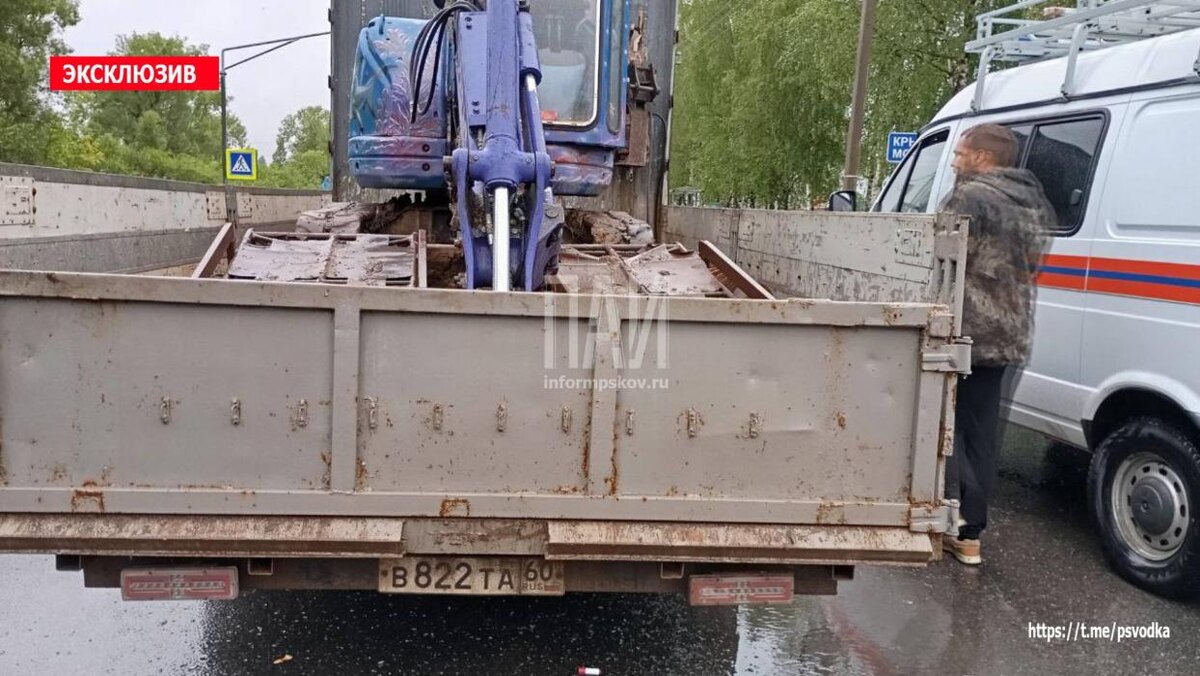 Два человека пострадали в результате столкновения машины с грузовиком в Пскове
Фото: Telegram-канал «Псковская сводка. ПАИ»
