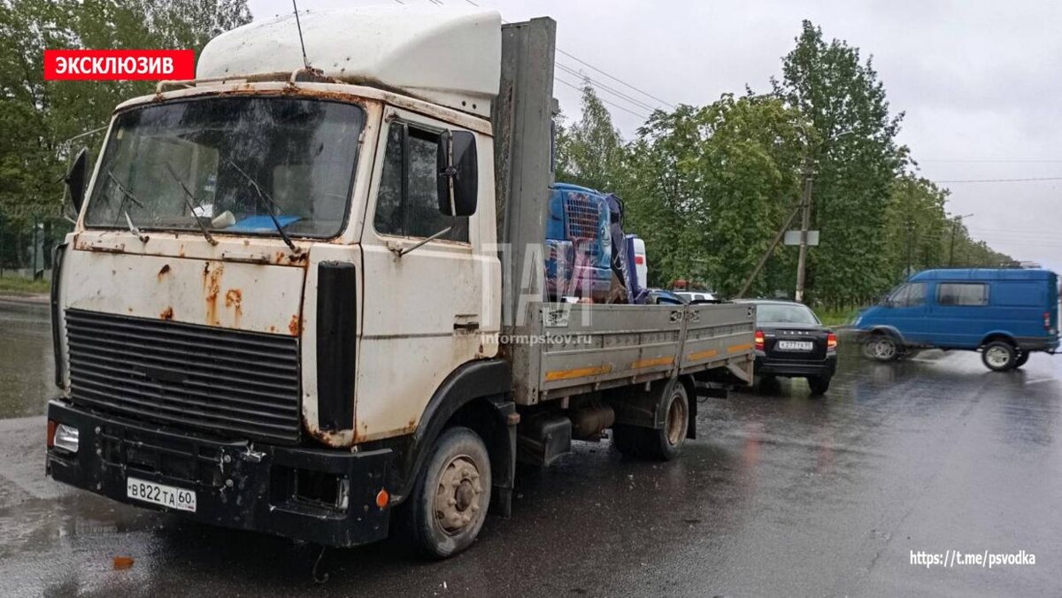 Два человека пострадали в результате столкновения машины с грузовиком в Пскове
Фото: Telegram-канал «Псковская сводка. ПАИ»