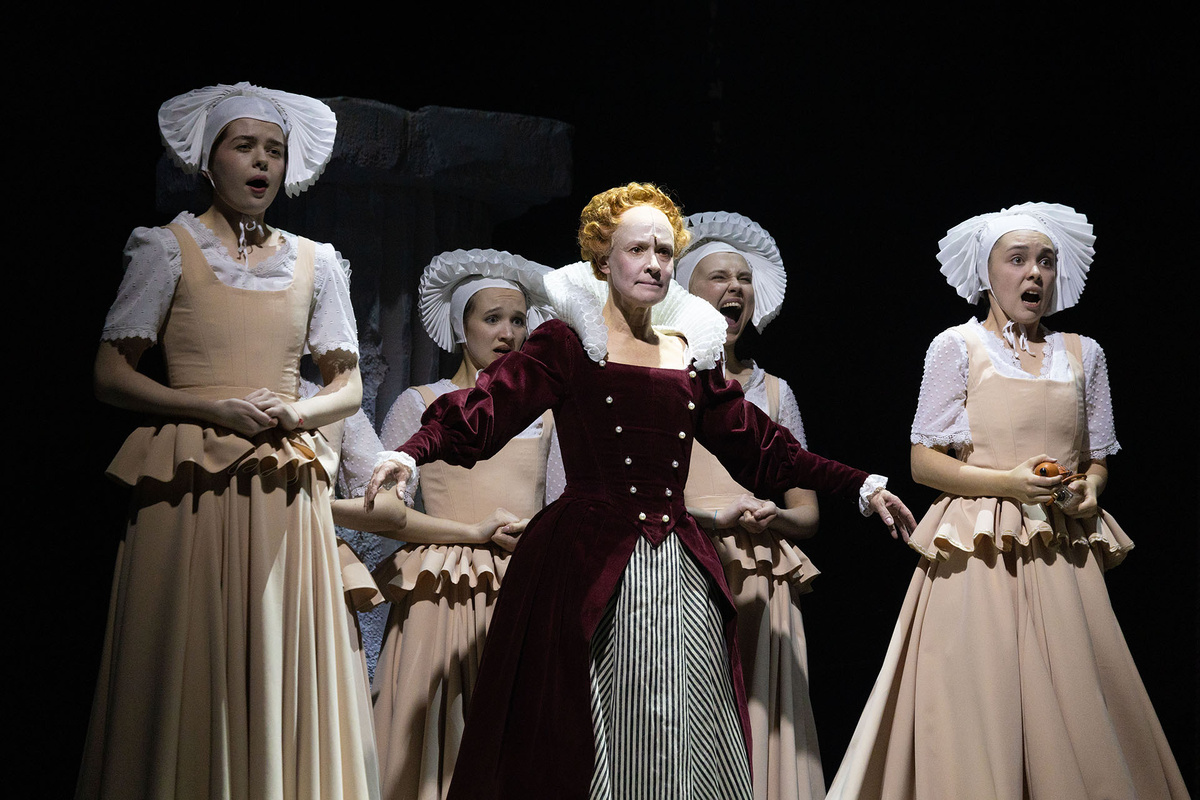    Здесь и далее сцены из спектакля «Елизавета Английская». Евгения Дмитриева (в центре)