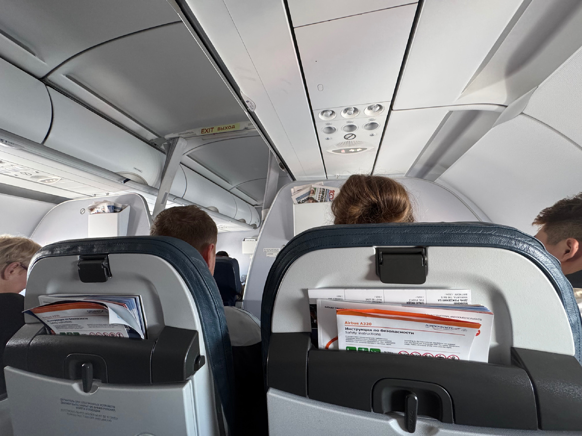 В салоне самолета