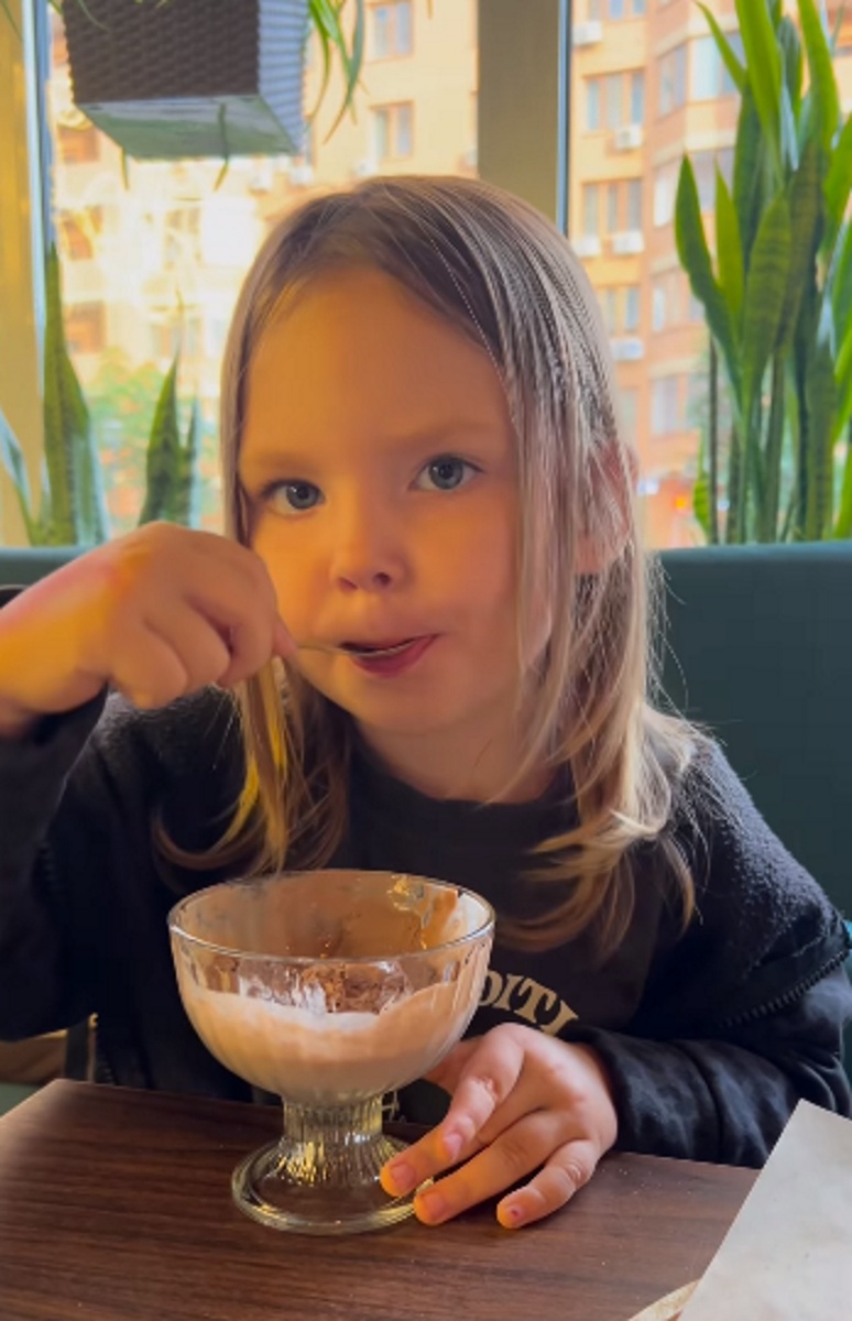 Дочка Натальи Фриске Луна есть мороженое. Фото: соцсети
