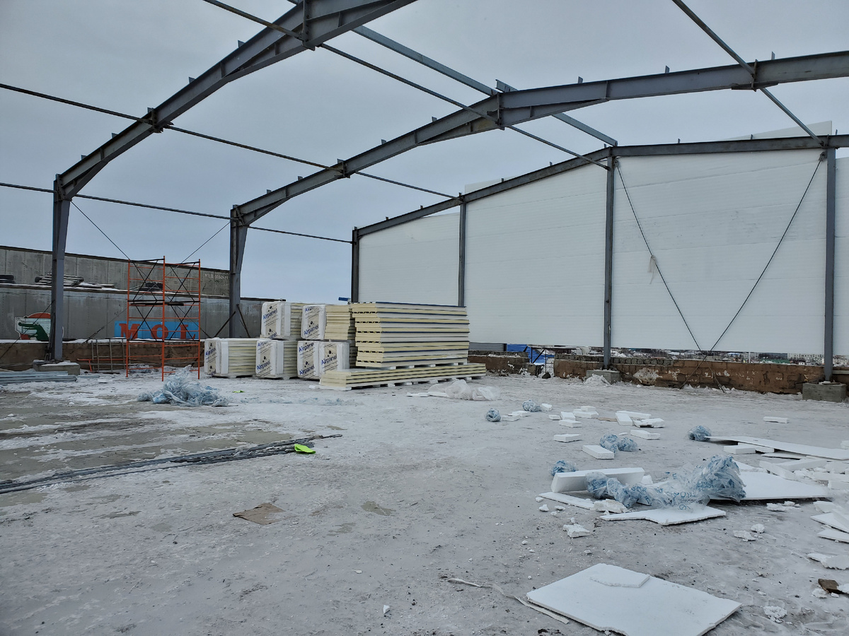 Данное здание из металлоконструкций с балкой переменного сечения и с пролетом 24 м. стоит в г. Магадан. Произведем металлоконструкцию  в Красноярске https://bas-con.ru/ +7 (391) 297-29-27, +7 (923) 770-33-95 (WhatsApp, Telegram)