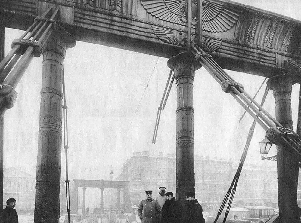 Египетский цепной мост через Фонтанку после обрушения