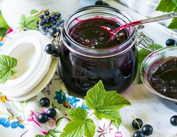 "Любимое в нашей семье!": варим густое варенье из черной смородины по простому рецепту