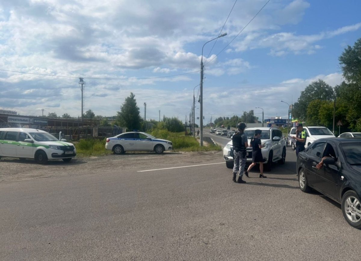    В момент остановки в машине находились молодожёны, направлявшиеся на свадебный банкет