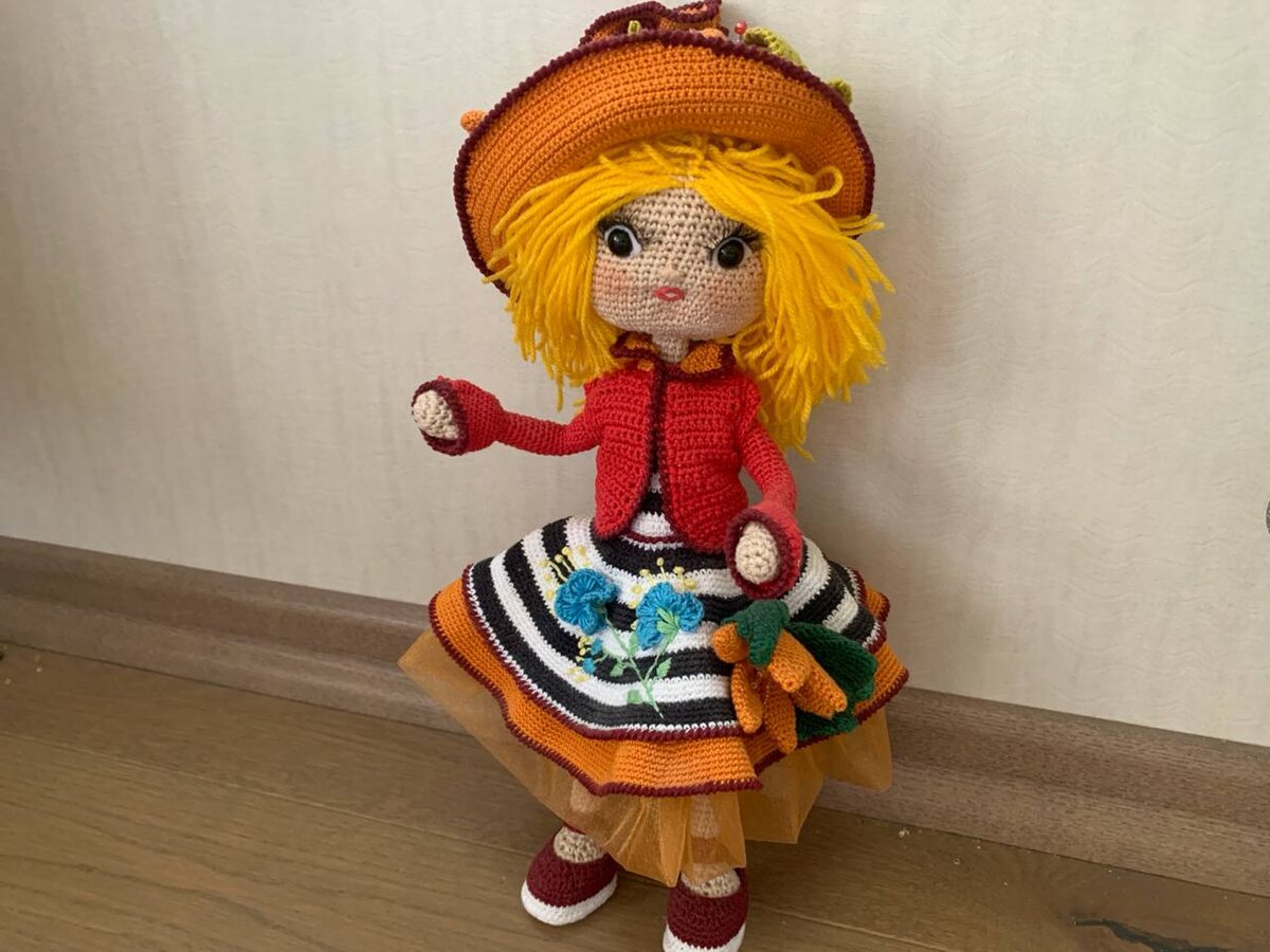 Это фото куклы, которую связала Наталья и подарила мне. Я пишу реальные истории про реальных людей.