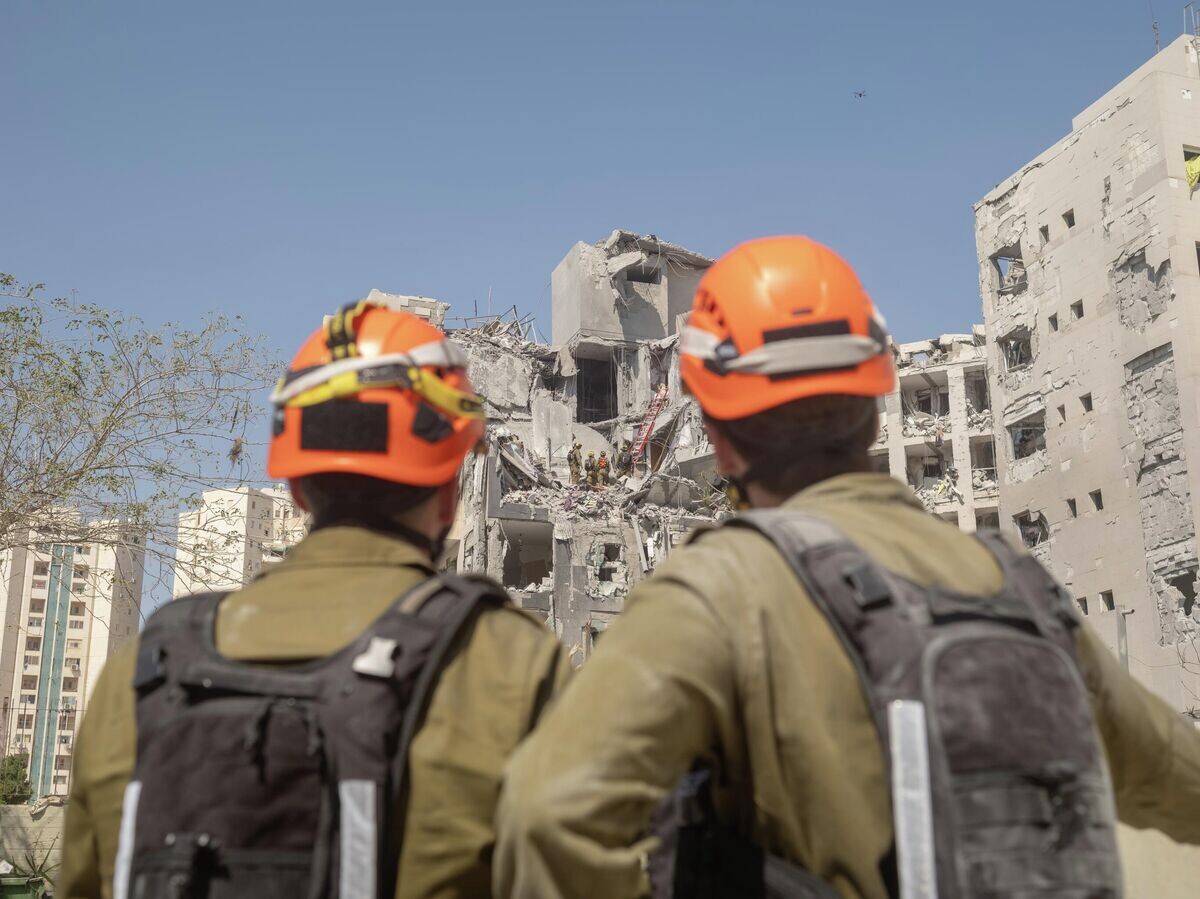    Спасатели на месте ракетного удара Ирана в Беэр-Шеве, Израиль© Getty Images / picture alliance/lia Yefimovich
