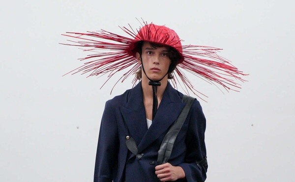 Дизайнеры об подиум голову отбили?!. (Смотрим, что мужики должны носить будущей весной, по мнению брендов на Неделе мужской моды в Милане)