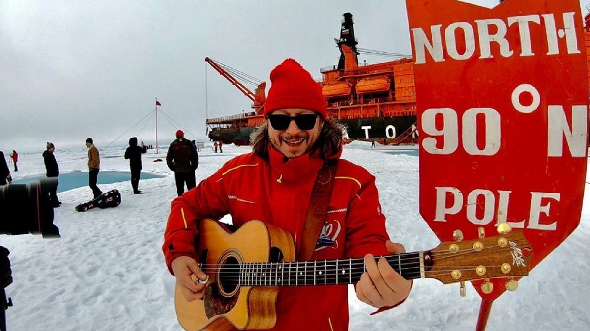    Знаменитый музыкант со своей гитарой побывал даже на Северном полюсе