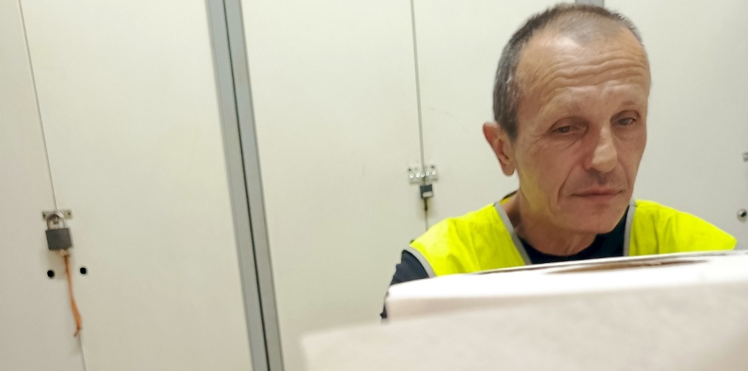 Миша Синица, работает в тюрьме бригадиром на бумажном комбинате.