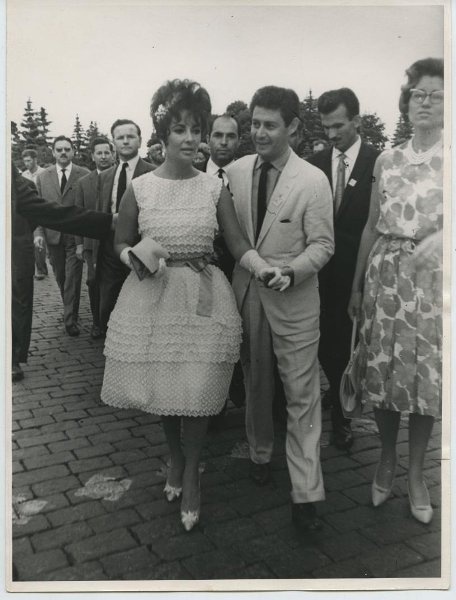 Американская актриса Элизабет Тейлор на II Московском Международном кинофестивале.
Павел Маныч, 9 - 23 июля 1961 года, г. Москва, МАММ/МДФ.