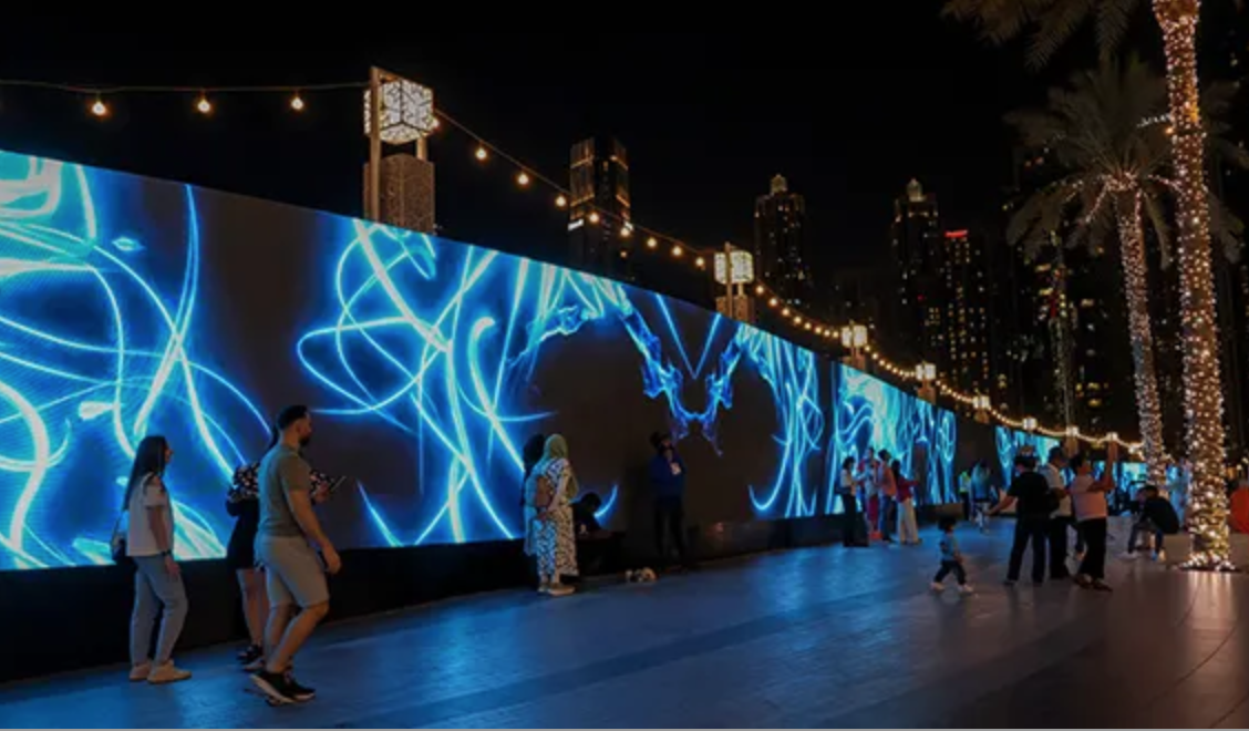 На данный момент фонтан закрыт самым длинным экраном, где можно посмотреть виртуальные шоу, AR-гиды по магазинам, ночные проекции художников.