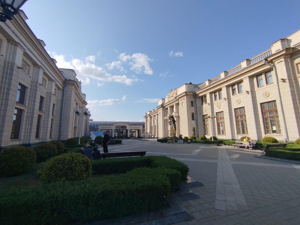 фото автора/Жанровая скульптура "Дама с зонтом" на жд вокзале в Бресте