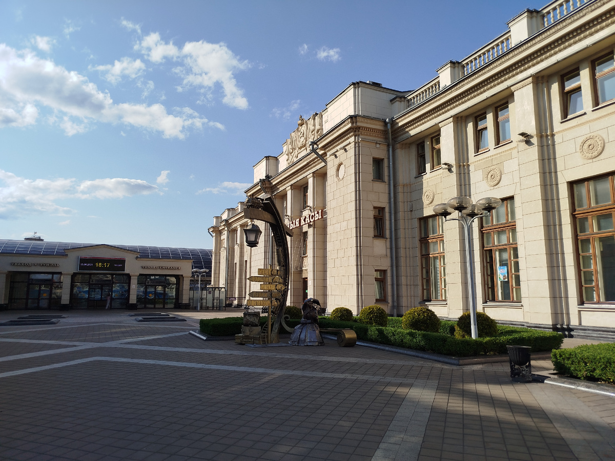 фото автора/Жанровая скульптура "Дама с зонтом" на жд вокзале в Бресте