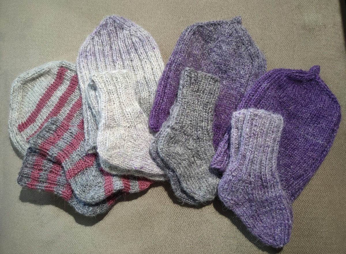 К этим в комплект сразу связала шапочки.