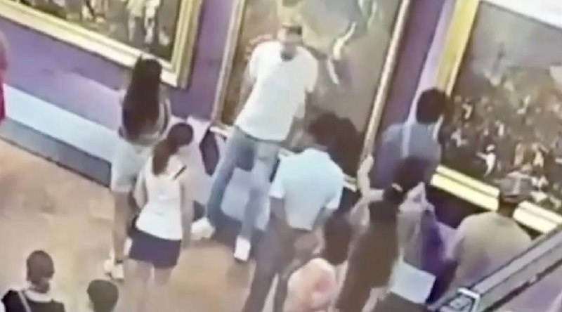 Кадр с камер наблюдения перед падением