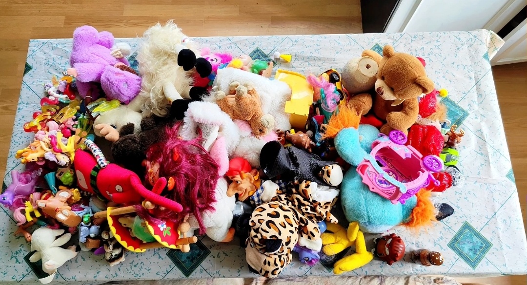 Вот будет радости соседским малышам от этой горы игрушек! 