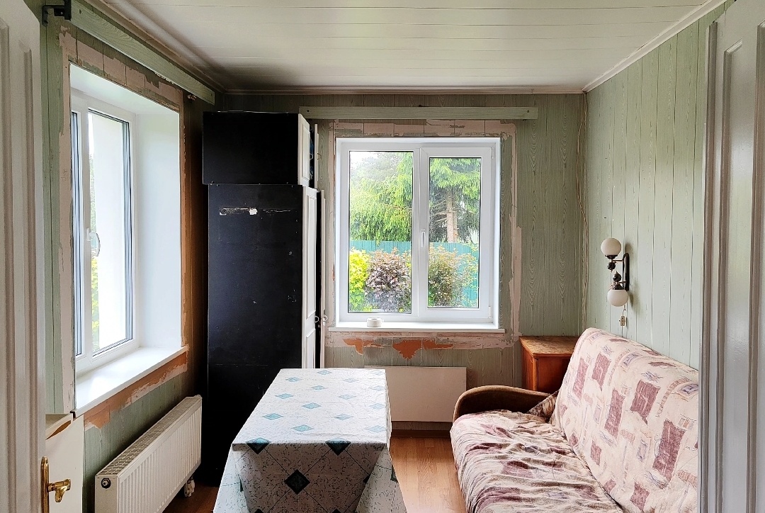 Осталось вытащить шкаф с диваном и можно красить потолок. 