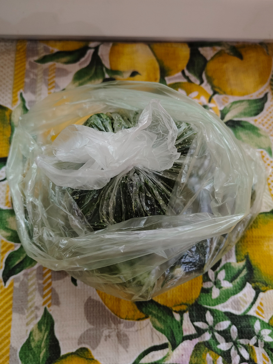 Лучше класть в два пакета,чтобы не протекли 