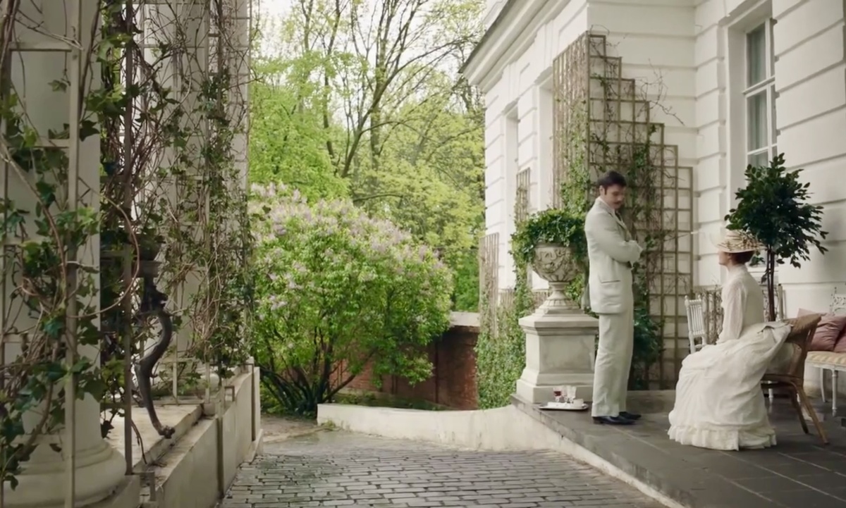 Кадр из фильма «Анна Каренина. История Вронского», 2017г., реж. Карен Шахназаров. Листай, чтобы увидеть больше. 