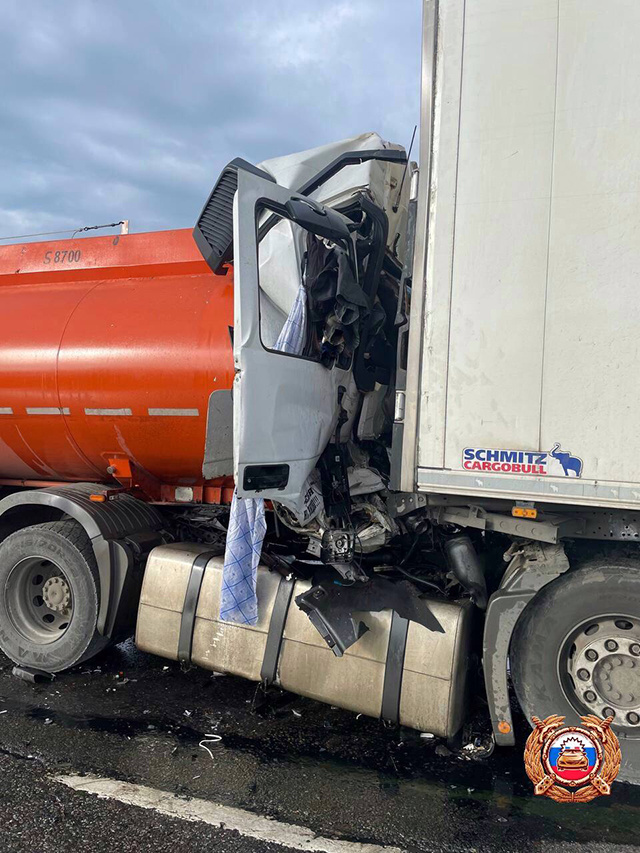 Столкнулись три грузовика, погибли два человека. Авария в Тверской области