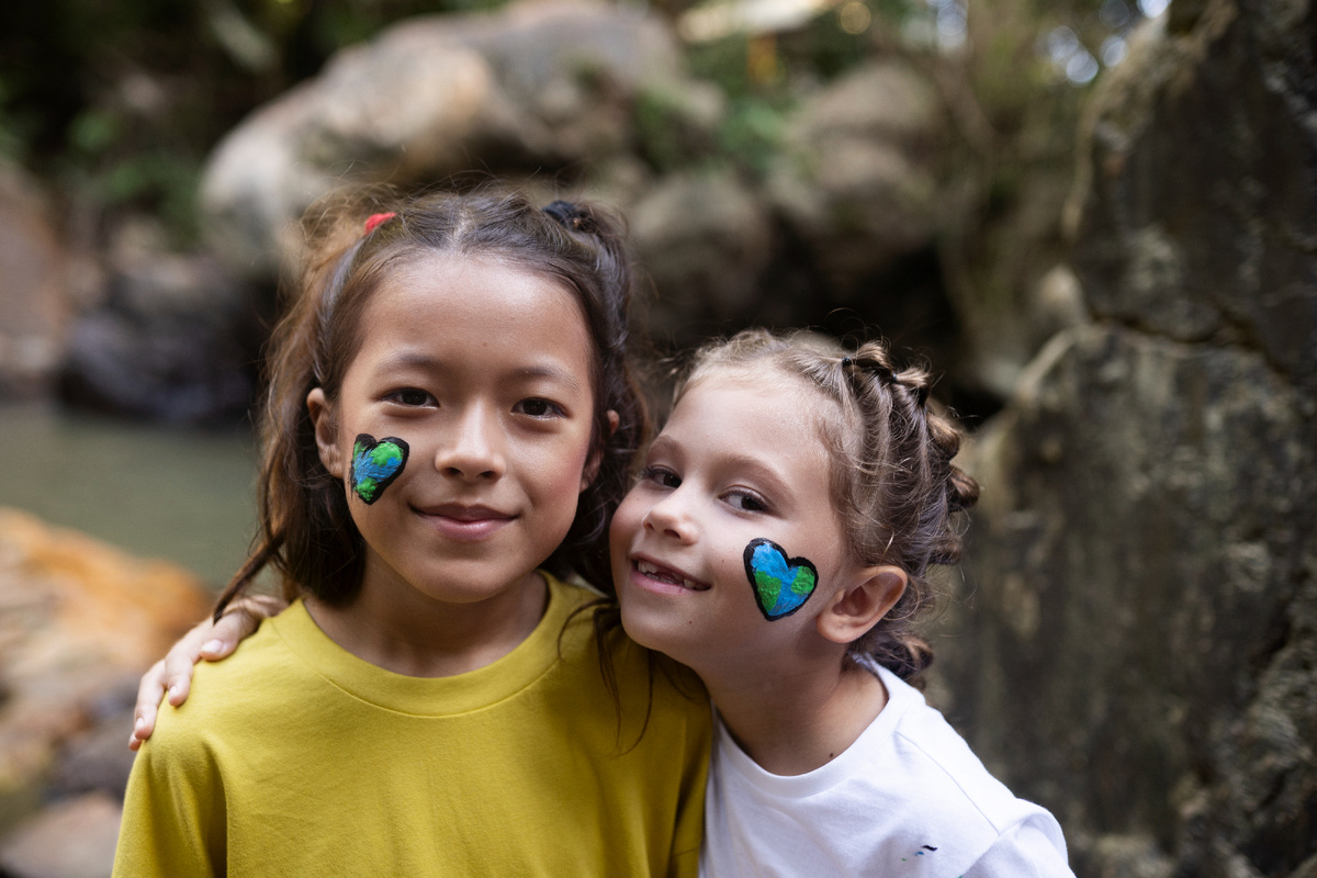 Получение опыта общения с людьми других рас позитивно сказывается на распознавании лиц. Фото: www.freepik.com