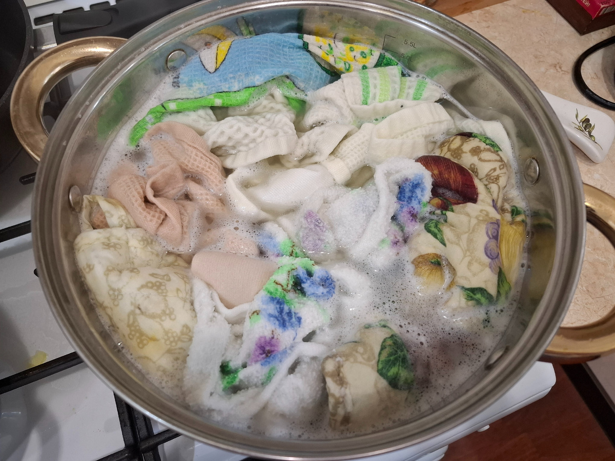 Большая часть влезла в кастрюлю, ещё и прихватку с варежкой засунула. Всё идеально отстиралось👍