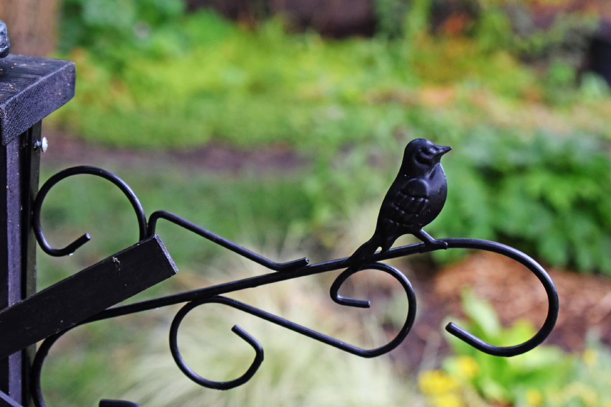 Подвес с птичкой. не уверена, что он выдержит тяжелый горшок.