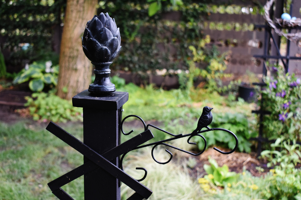 Колонны и подвесы симметричны.