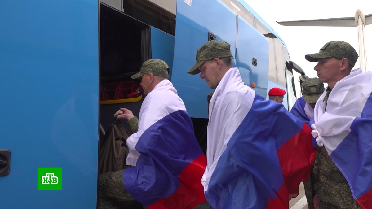    «Эмоции переполняют»: освобожденные из украинского плена бойцы прибыли в Россию