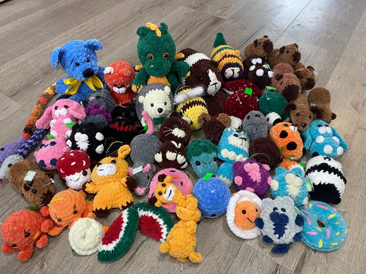 Вязание как хобби: создаём уют и проводим время с пользой

Добрый день, дорогие читатели! Сегодня за окном не самый радостный день, но это не помешает мне поделиться с вами своими впечатлениями о любимом хобби — вязании.

Вязание как способ провести время

У меня не так много готовых изделий, но это и не главное. Вдохновение может прийти в любой момент, и тогда я беру в руки крючок и пряжу. Вязание — это не просто создание вещей, это способ провести время с пользой и удовольствием.

Особенно мне нравится вязать в машине, когда мы с мужем едем куда-нибудь. Это отличный способ не терять время впустую, особенно в пробках в Москве.

Вязание для продажи: хобби или заработок?

В эту субботу и воскресенье мы с мужем едем на выездную торговлю. Помимо сувениров и сладостей, мы будем продавать наши вязаные игрушки. Я не делаю акцент на продаже как на основном способе заработка, мне просто нравится вязать.

Мои игрушки в основном маленькие, они подходят для быстрой продажи на ярмарке. Я стараюсь установить на них достойный ценник, чтобы и покупателям было приятно, и мне было комфортно.

Иногда мне хочется связать что-то большое и красивое, но для ярмарки такие изделия могут быть не очень востребованы. Но ручная работа — это всегда что-то особенное. Вязаные игрушки, сделанные с любовью, становятся живыми и тёплыми. Они приносят радость не только покупателям, но и мне самой.

Ручная работа как возможность поделиться теплом

Я дарю свои игрушки близким и друзьям. Ручная работа — это не только хобби, но и возможность поделиться частичкой своего тепла. В нашем магазине много разных игрушек, но иногда хочется связать что-то особенное.

Надеюсь, вам было интересно прочитать о моём хобби. Спасибо за внимание!

С теплом и уютом, ваша Наталья. 