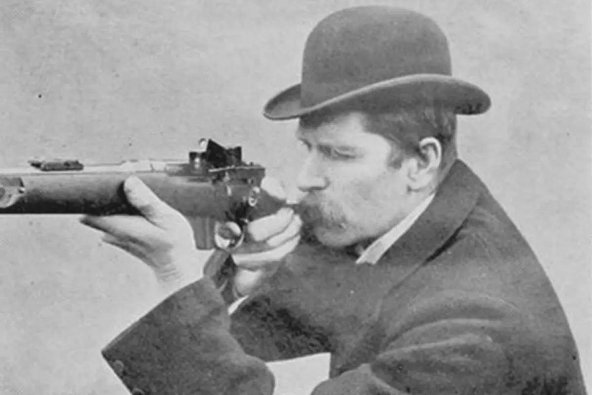 Сэр Говард Грабб стреляет, целясь через один из первых коллиматорных прицелов