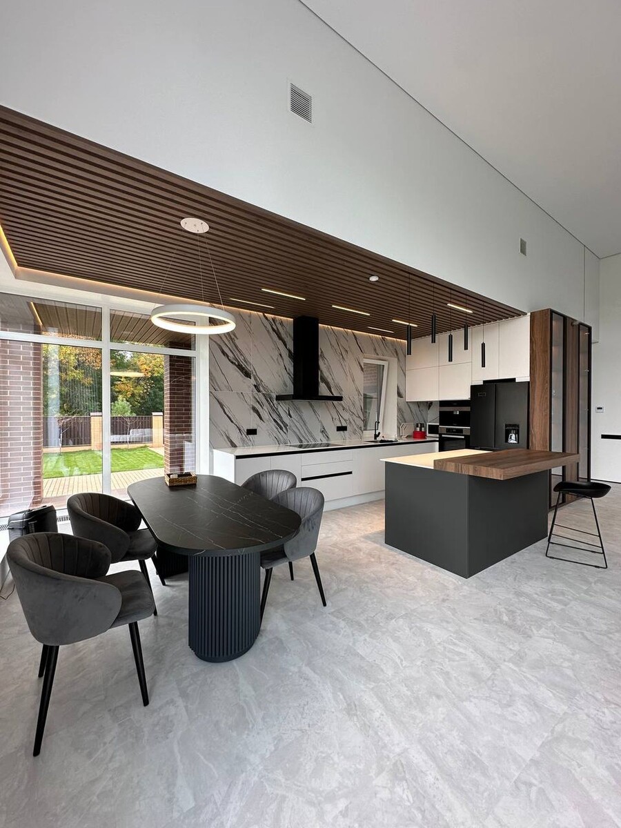 Кухня в частном доме — это функциональная зона, где удобство повседневной жизни сочетается с общей гармонией пространства.