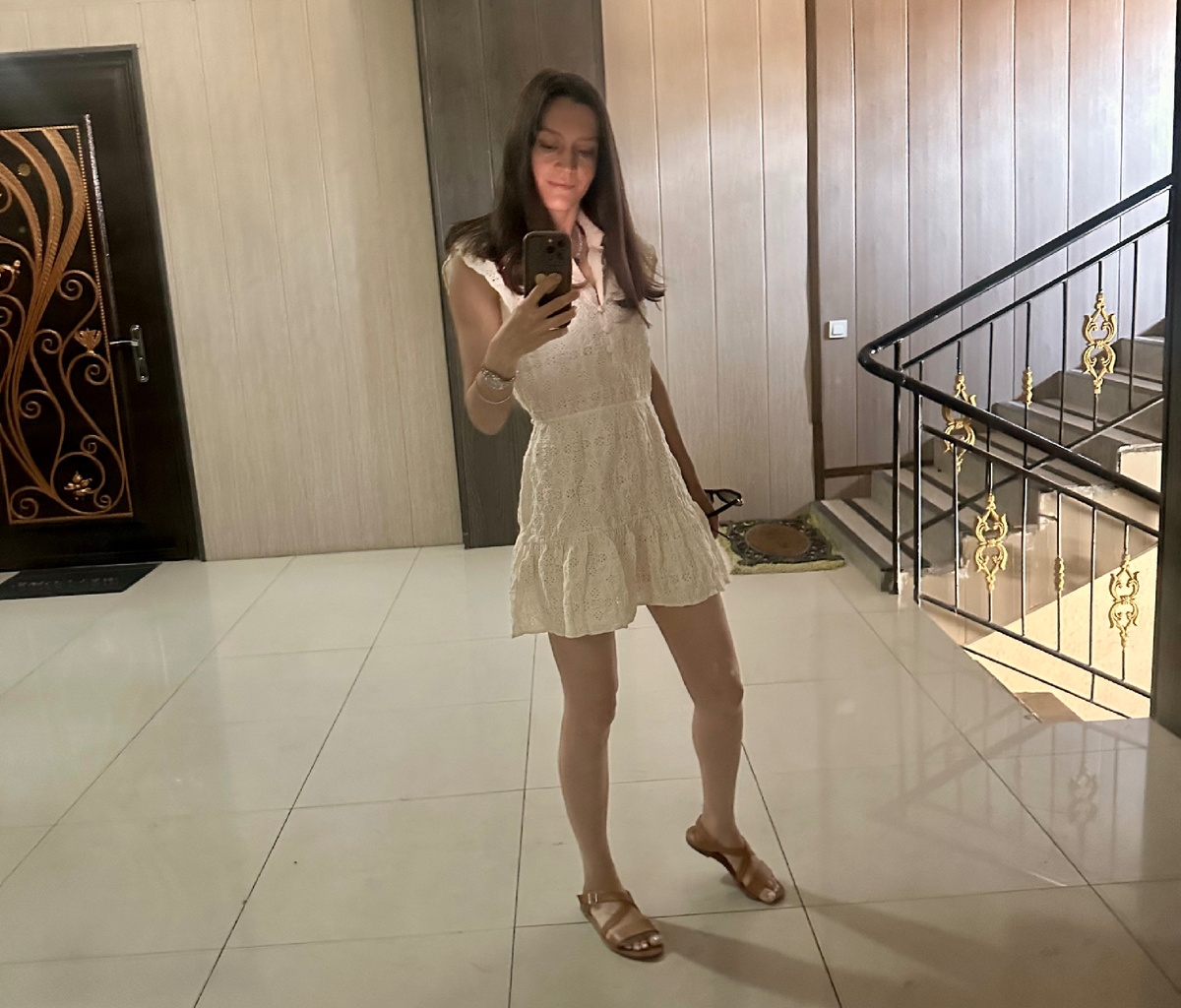 Какое у нас классное зеркало в подъезде :) вот еще бы освещение получше 😅