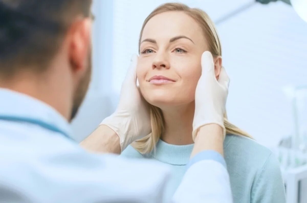    Есть характерные признаки, по которым можно понять, что над лицом человека поработал специалист.