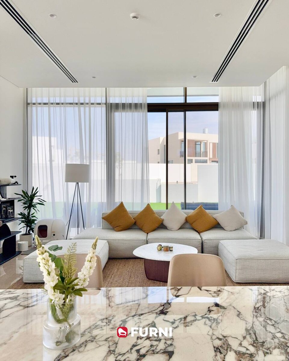 Просторная гостиная для большой семьи; проект Furni в Абу-Даби 