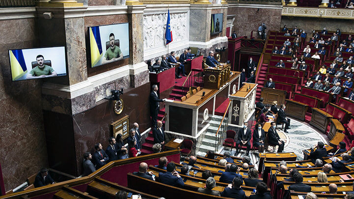    Зеленский использует свой актёрский талант, развлекая корпоративные посиделки европейских парламентариев. Фото: IMAGO/Alexis Sciard/Global Look Press